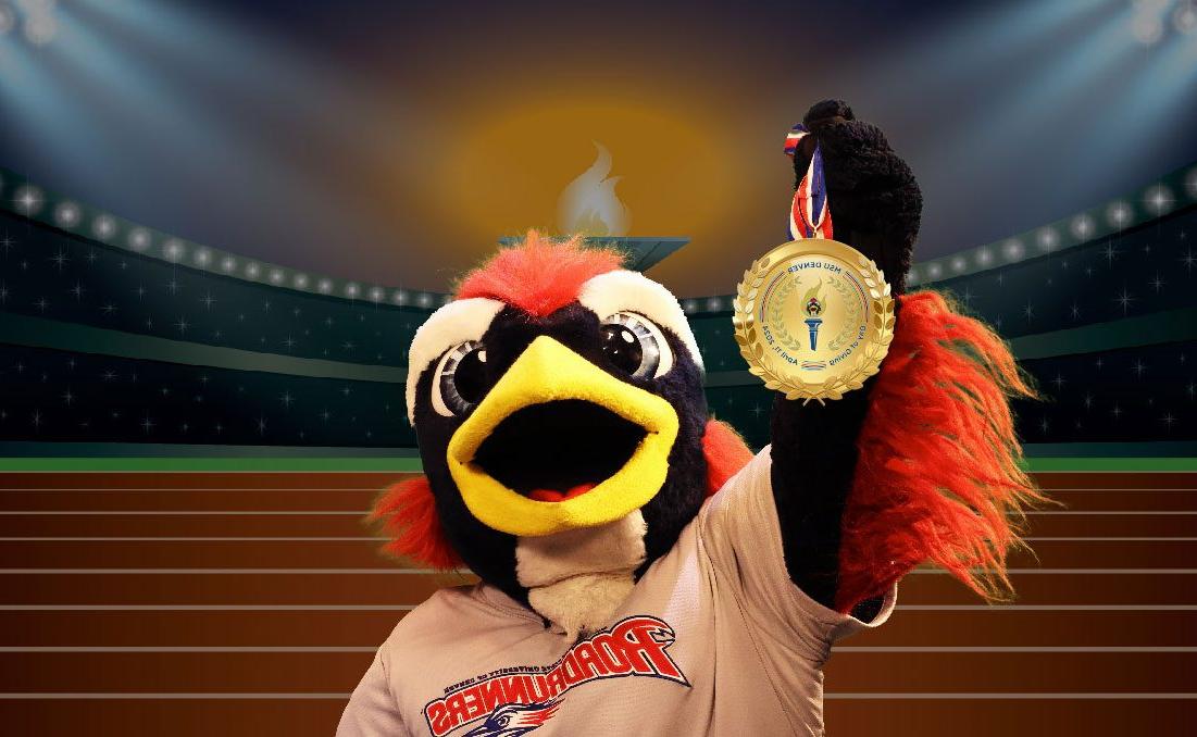 罗迪是密歇根州立大学丹佛分校的吉祥物，他举着捐赠日的金牌